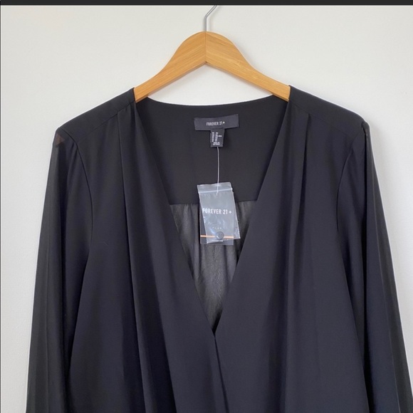 💗 5/$25 NWOT- Forever 21 Black Faux Wrap Blouse- Size Medium 💗 - Picture 2 of 6